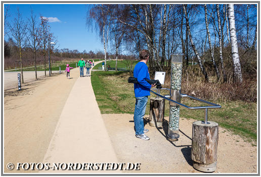 Spaziergänger im Frühling im Norderstedt Stadtpark
